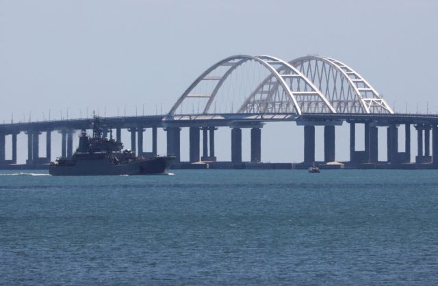 Ουκρανική επίθεση με drone στην Κριμαία – Προσωρινή διακοπή της κυκλοφορίας στη γέφυρα