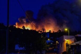 Ισπανία: Εκτός ελέγχου η φωτιά στο νησί Λα Πάλμα - Απομακρύνθηκαν κάτοικοι
