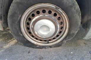 Καρέ-καρέ η δράση γυναίκας που τρυπά λάστιχα στο Παγκράτι: Συναγερμός στην ΕΛΑΣ ΒΙΝΤΕΟ