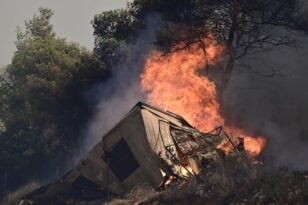 «Δεν ήρθε ποτέ κανένα πυροσβεστικό»: Εικόνες φρίκης μετά την πυρκαγιά στη Μάνδρα ΦΩΤΟ ΒΙΝΤΕΟ