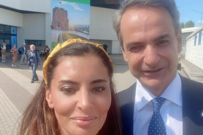 Selfie Τουρκάλας δημοσιογράφου που καλούσε σε μποϊκοτάζ των ελληνικών νησιών με τον Μητσοτάκη