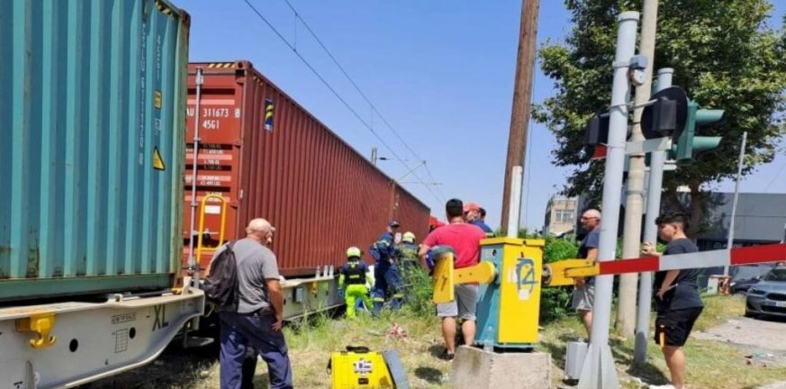 Θεσσαλονίκη: Πέθανε ο οδηγός της μηχανής που συγκρούστηκε με τρένο ΦΩΤΟ