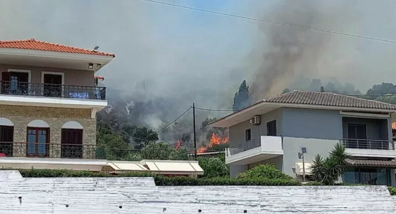 Ναύπακτος: Οριοθετήθηκε η φωτιά που ξέσπασε μέσα στα σπίτια στον Πλατανίτη - Επιχειρεί ελικόπτερο Έρικσον - Τραυματίστηκε πυροσβέστης -ΒΙΝΤΕΟ