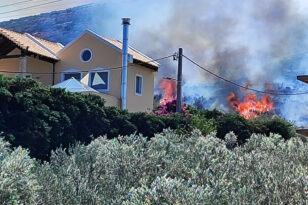Φωτιά στο Νέο Κουβαρά: «Οι φλόγες πρέπει να ανακοπούν πριν τα πρώτα σπίτια στο Λαγονήσι»