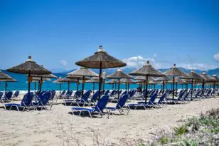 Υπουργείο Οικονομικών: Οι «καμπάνες» για τις παραλίες - Ξεκινούν έλεγχοι, τι ισχύει για ομπρέλες και ξαπλώστρες
