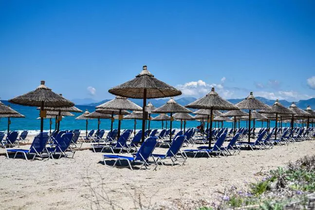 Υπουργείο Οικονομικών: Οι «καμπάνες» για τις παραλίες - Ξεκινούν έλεγχοι, τι ισχύει για ομπρέλες και ξαπλώστρες