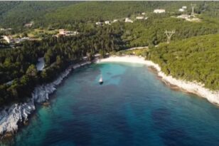 Έμπλυση: Η κορυφαία παραλία του Ιονίου με τα κρυστάλλινα νερά - ΒΙΝΤΕΟ