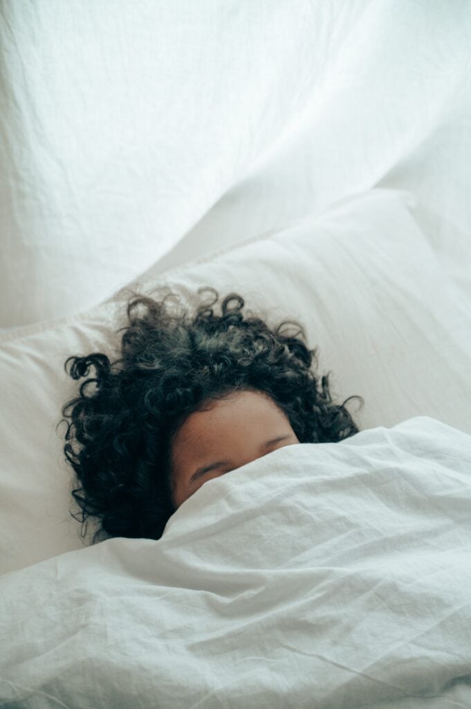 Ύπνος: 4 tips για να κοιμηθείς καλύτερα παρά τον καύσωνα
