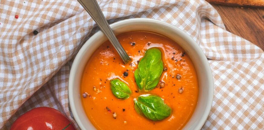 Ντοματόσουπα: Μια εύκολη και άκρως καλοκαιρινή συνταγή που πρέπει να δοκιμάσεις