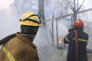 Φωτιά στο Σαρωνικό: Τραυματίστηκαν τρεις εθελοντές πυροσβέστες