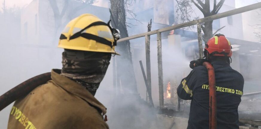 Φωτιά στο Σαρωνικό: Τραυματίστηκαν τρεις εθελοντές πυροσβέστες