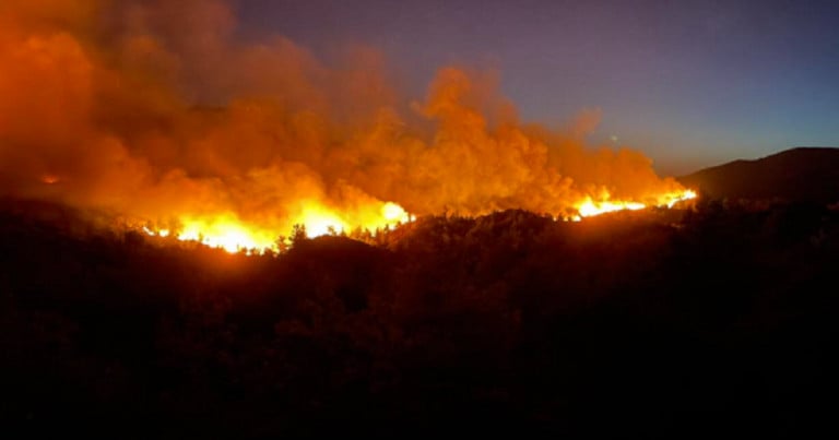 Εφιαλτική νύχτα στη Ρόδο: Καίγεται το χωριό Λάερμα - Νέο μήνυμα εκκένωσης από το 112 - Ενισχύονται οι δυνάμεις ΒΙΝΤΕΟ