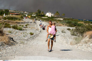 Φωτιά στη Ρόδο: Ενεργοποιείται η Μονάδα Διαχείρισης Κρίσεων του ΥΠΕΞ για εκκένωση ξένων πολιτών
