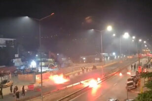 Γαλάτσι: Πέταξαν μολότοφ και έκαψαν αυτοκίνητα μετά από αντιρατσιστικό φεστιβάλ ΒΙΝΤΕΟ