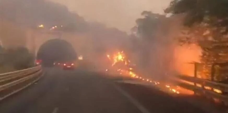Σικελία: Αυτοκίνητα περνούν μέσα από τις φλόγες – Κάηκε σπίτι την ώρα κηδείας, άφησαν το φέρετρο κι έφυγαν