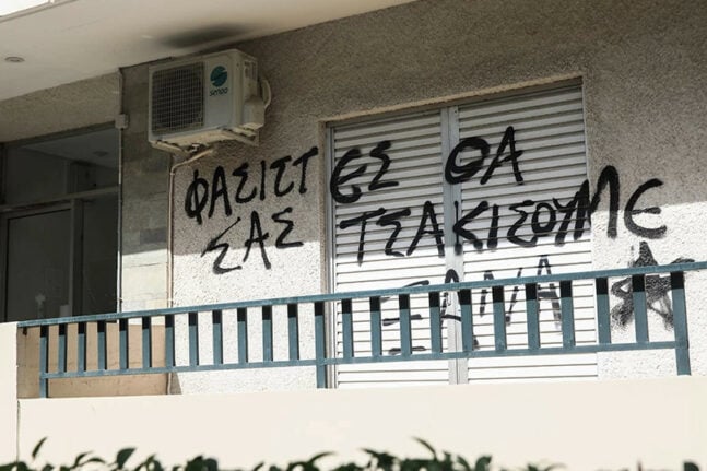 Σπαρτιάτες: Επίθεση στα γραφεία του Παλαιού Φαλήρου - «Φασίστες θα σας τσακίσουμε» ΦΩΤΟ