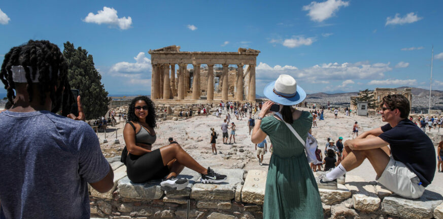 Σε ιστορικά υψηλά η άμεση συμβολή του τουρισμού στην ελληνική οικονομία το 2023