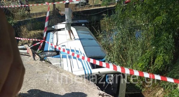 Ζάκυνθος: Τουριστικό λεωφορείο έπεσε από γεφύρι - ΦΩΤΟ