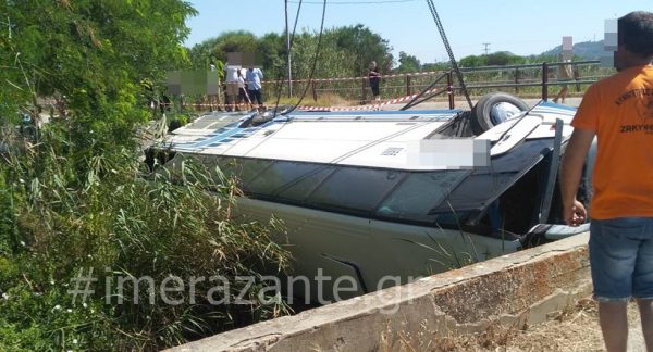 Ζάκυνθος: Τουριστικό λεωφορείο έπεσε από γεφύρι - ΦΩΤΟ