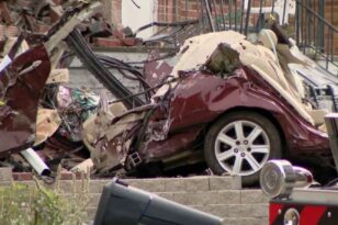 ΗΠΑ: Σοκαριστικό τροχαίο - αυτοκίνητο «εκτοξεύτηκε» στο αέρα και «καρφώθηκε» πάνω σε σπίτι - ΒΙΝΤΕΟ