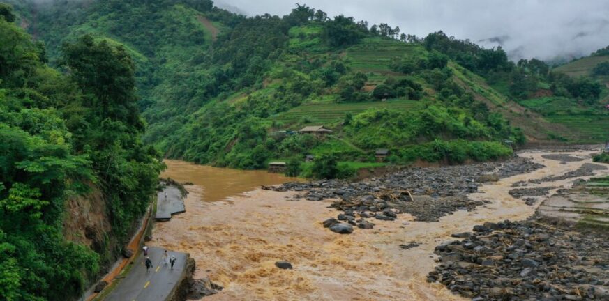 Τουλάχιστον 11 νεκροί από τις πλημμύρες και τις κατολισθήσεις που σαρώνουν το Βιετνάμ