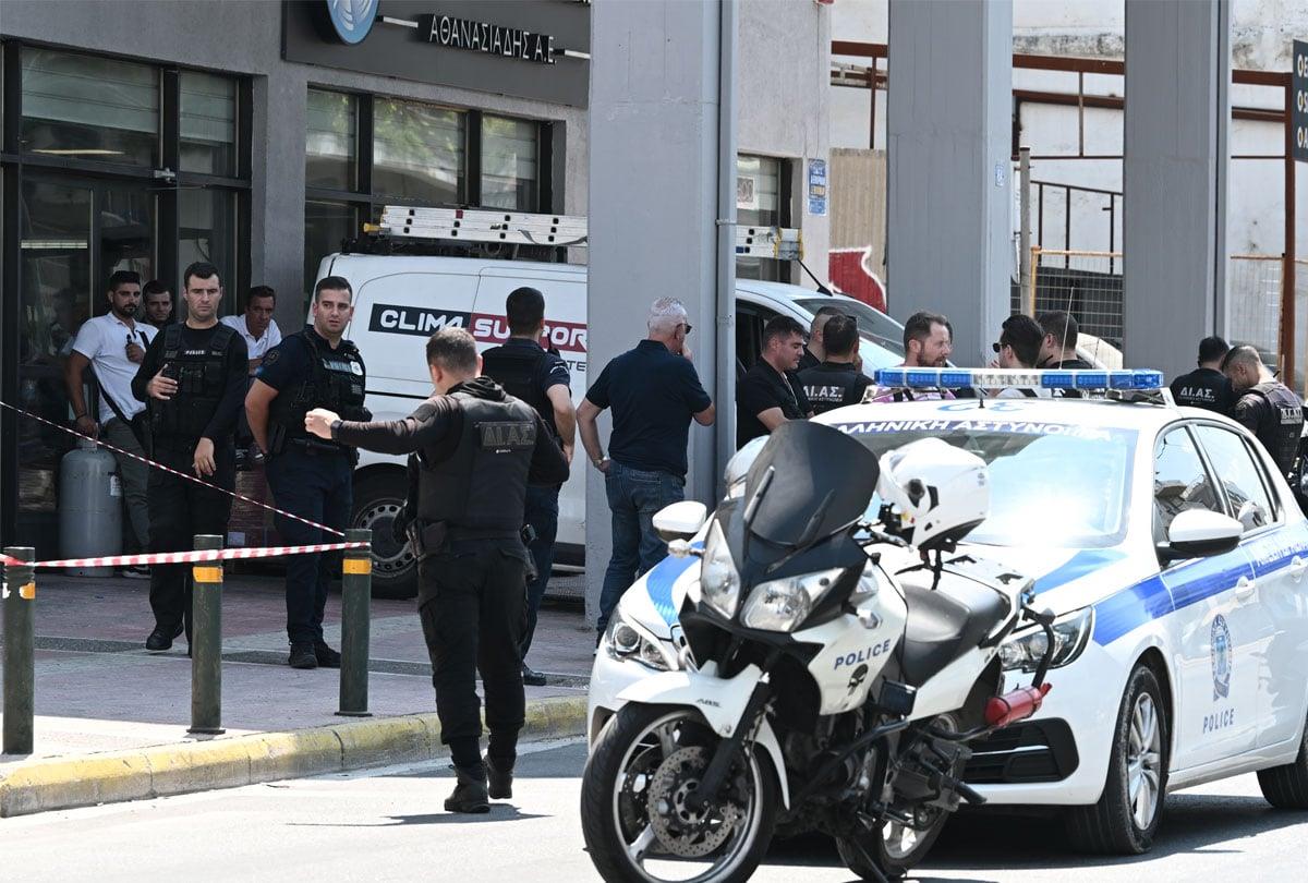 Το χρονικό της αιματηρής καταδίωξης με πυροβολισμούς στον Κολωνό: Ο δράστης λήστεψε τράπεζα νωρίτερα, λέει η ΕΛΑΣ