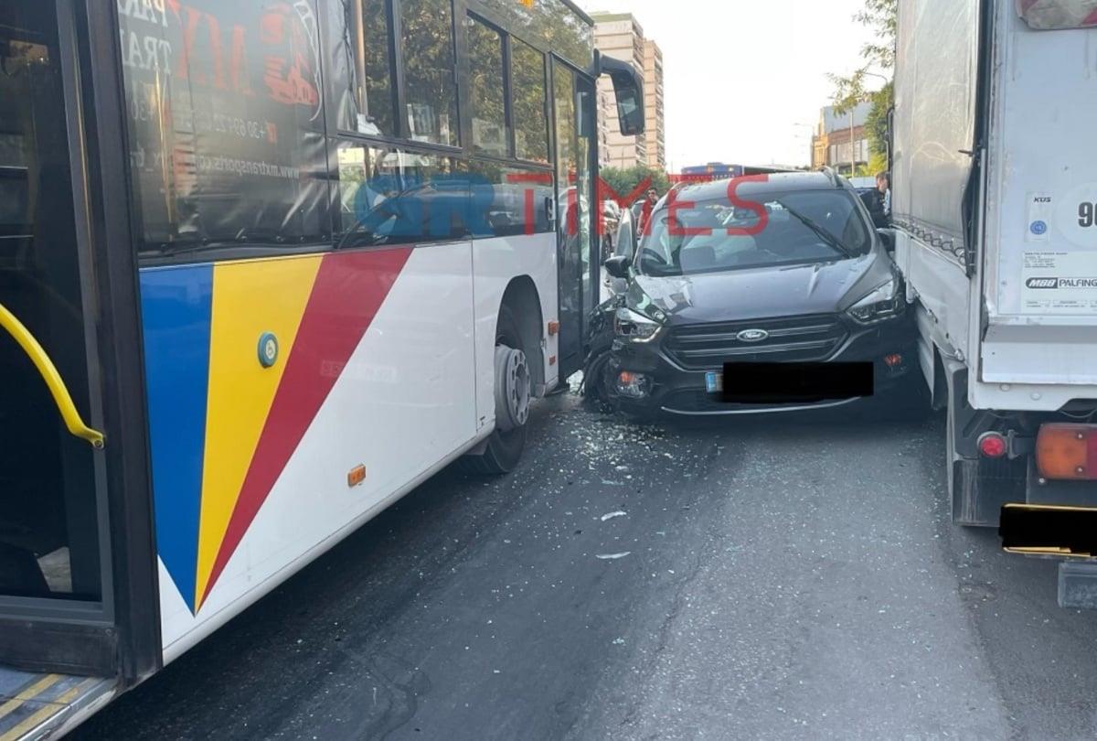 Θεσσαλονίκη: Προσπάθησε να ξεφύγει από την ΕΛ.ΑΣ και προκάλεσε τροχαίο με λεωφορείο! - ΦΩΤΟ