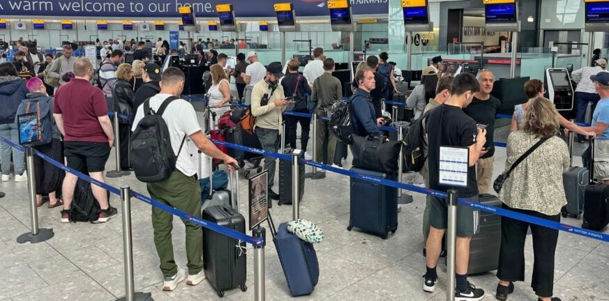 Βρετανία: Χάος στα αεροδρόμια - Επιβάτες πιάστηκαν στα χέρια