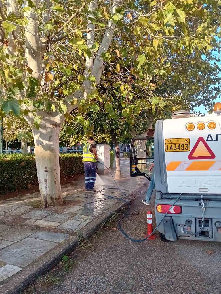 Δήμος Πατρέων: Συστηματικό πλύσιμο των πλατειών παρά την έλλειψη προσωπικού
