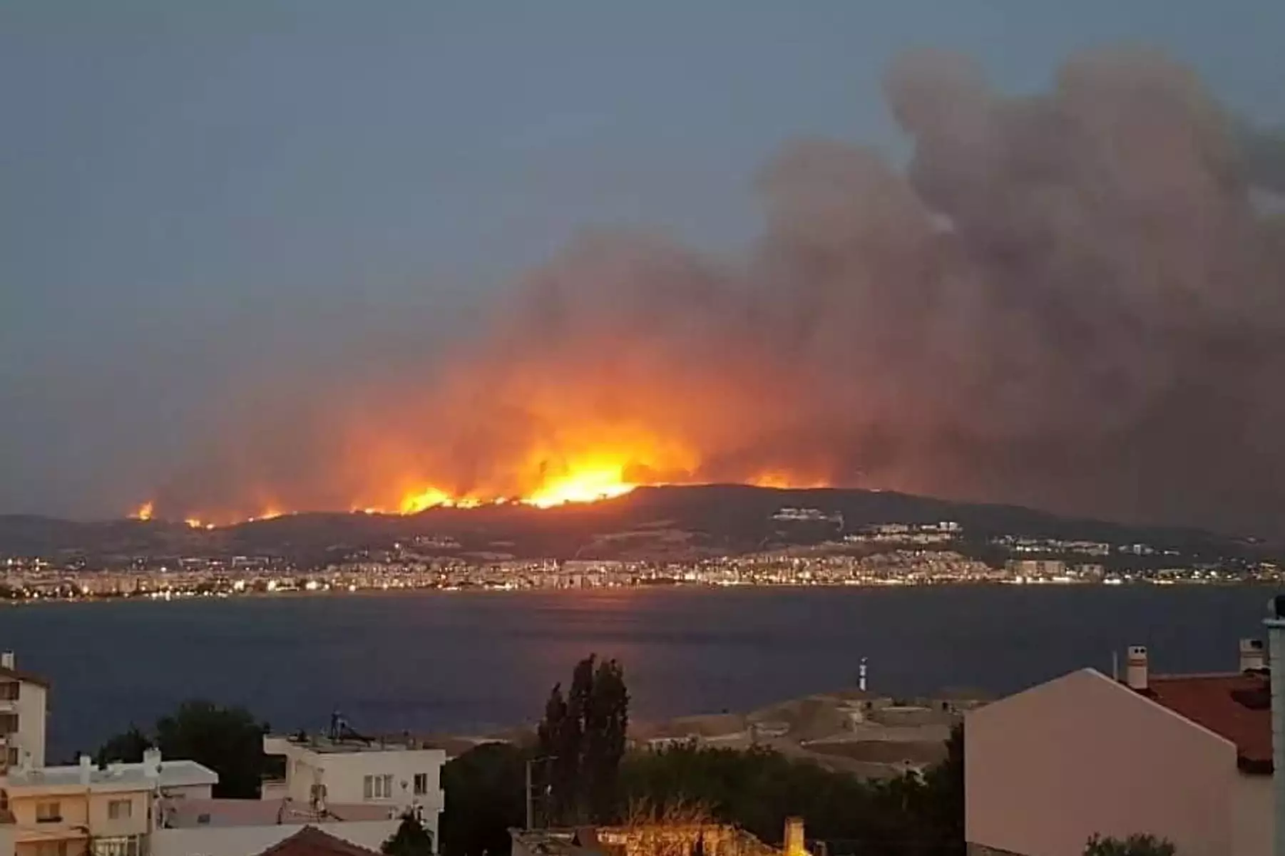 Φωτιά στην Τουρκία: Διακόπηκε η ναυσιπλοΐα στα Δαρδανέλια – Εικόνες από τον πύρινο εφιάλτη