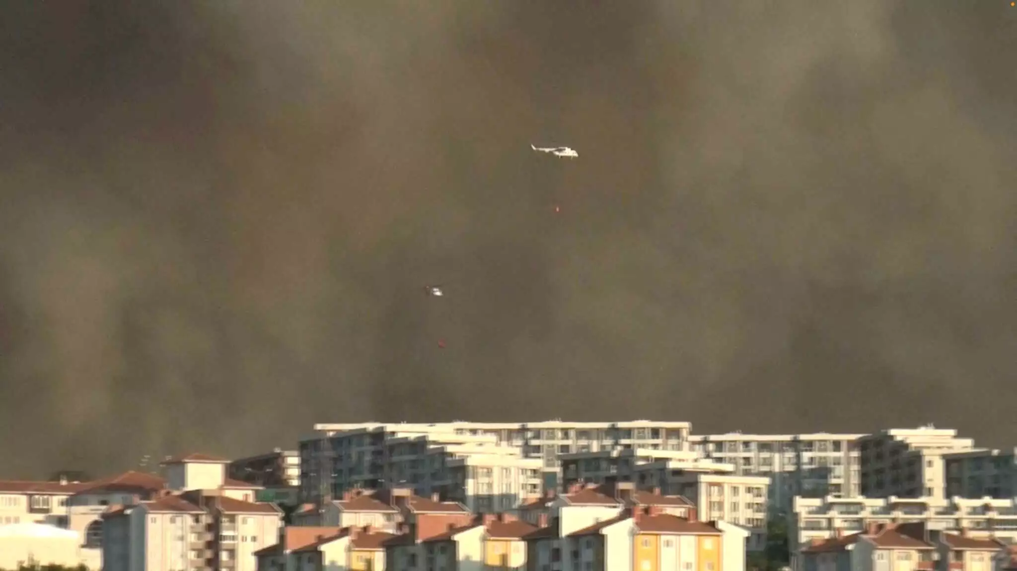 Φωτιά στην Τουρκία: Διακόπηκε η ναυσιπλοΐα στα Δαρδανέλια – Εικόνες από τον πύρινο εφιάλτη