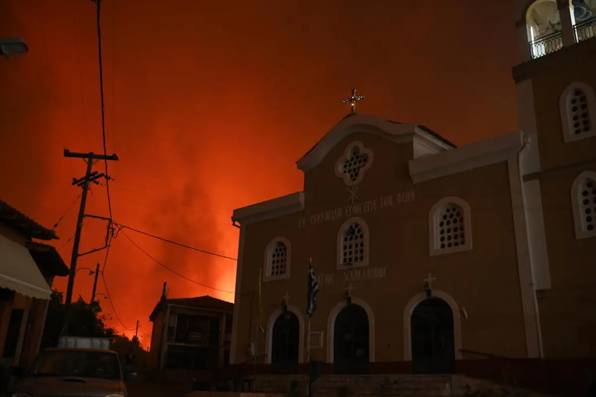 Φωτιά σε Αλεξανδρούπολη, Καβάλα, Ροδόπη: Καίγονται σπίτια – Δεκάδες οικισμοί εκκενώθηκαν ΦΩΤΟ
