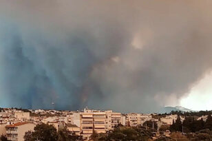 Μήνυμα του 112 στην Αλεξανδρούπολη: «Μείνετε μέσα λόγω του καπνού από τη φωτιά»