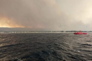 Φωτιά στην Αλεξανδρούπολη: Απεγκλωβίστηκαν τα 43 άτομα από τα Δίκελλα στο λιμάνι