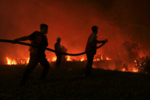 Φωτιά στην Ινδονησία: Δύο νεκροί και περισσότερα από 150 σπίτια στις φλόγες