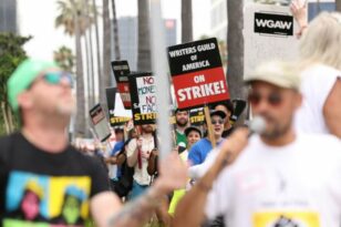 Συνεχίζεται η απεργία των σεναριογράφων του Χόλιγουντ – Εξετάζουν αντιπρόταση που έλαβαν από τα στούντιο