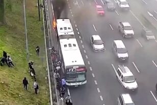Αργεντινή: Επιβάτες τρέχουν να σωθούν από φλεγόμενο λεωφορείο – Εικόνες πανικού στον αυτοκινητόδρομο