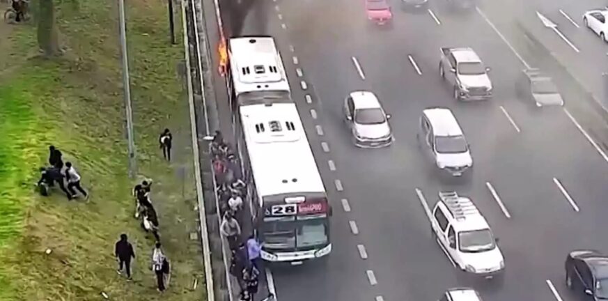 Αργεντινή: Επιβάτες τρέχουν να σωθούν από φλεγόμενο λεωφορείο – Εικόνες πανικού στον αυτοκινητόδρομο