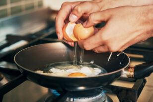Πώς γίνονται πιο υγιεινά τα αυγά: Το λάθος που ίσως κάνετε κι εσείς στο μαγείρεμα
