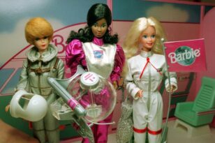 «Η Barbie πάει διάστημα»: Σε έκθεση στο Smithsonian εκτίθενται δύο Barbie αστροναύτες