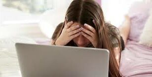 Δύο στα τρία παιδιά στην Ευρώπη έχουν υποστεί «σεξουαλική βλάβη» στο διαδίκτυο - Τι συμβουλεύουν οι ειδικοί