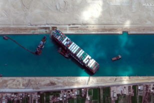 Βυθίστηκε ρυμουλκό πλοίο στη Διώρυγα του Σουέζ ύστερα από σύγκρουση με τάνκερ