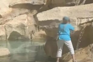Νέο περιστατικό με τουριστικό αξιοθέατο στην Ιταλία: Γυναίκα μπήκε στο σιντριβάνι της Φοντάντα ντι Τρέβι για να γεμίσει νερό ένα μπουκάλι