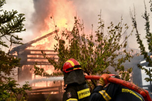 Πυρκαγιές: Συνεχίζεται η μάχη σε Γαλατά Ναυπακτίας και Κρυονέρι