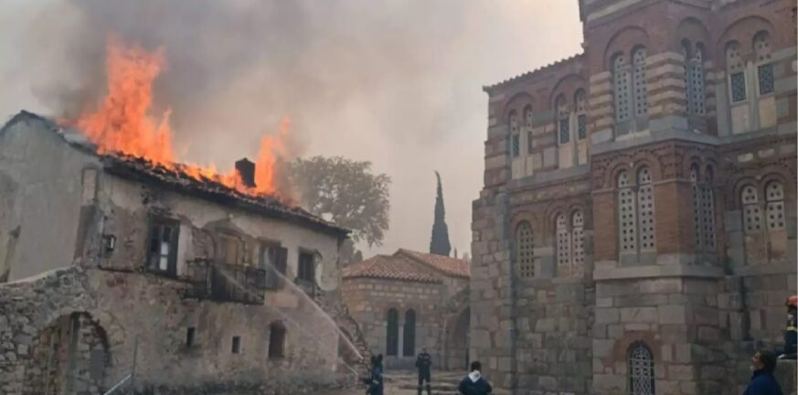 Φωτιά στη Βοιωτία: Στις φλόγες η Μονή του Οσίου Λουκά, προστατευόμενο μνημείο της Unesco