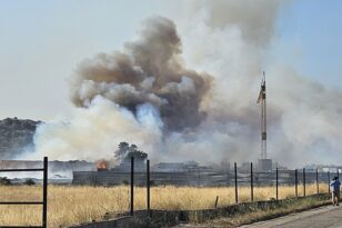 Ασπρόπυργος: Ανεξέλεγκτη η φωτιά - Κάηκαν εργοστάσια - Αποπνικτική η ατμόσφαιρα