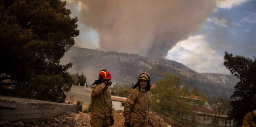 Φωτιά στην Πάρνηθα: Τι είναι το «φαινόμενο της καμινάδας» που αναζωπύρωσε την πυρκαγιά