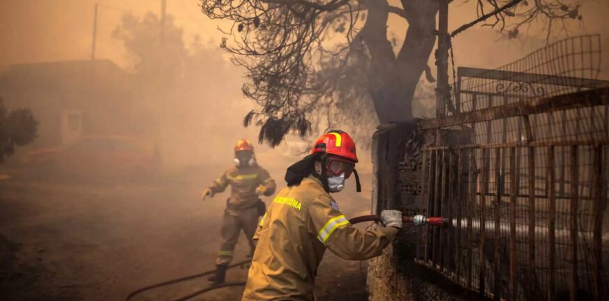 Φωτιές: Μάχη με τις αναζωπυρώσεις σε Πάρνηθα, Έβρο, Ροδόπη, Βοιωτία – 111 πυρκαγιές σε όλη την επικράτεια