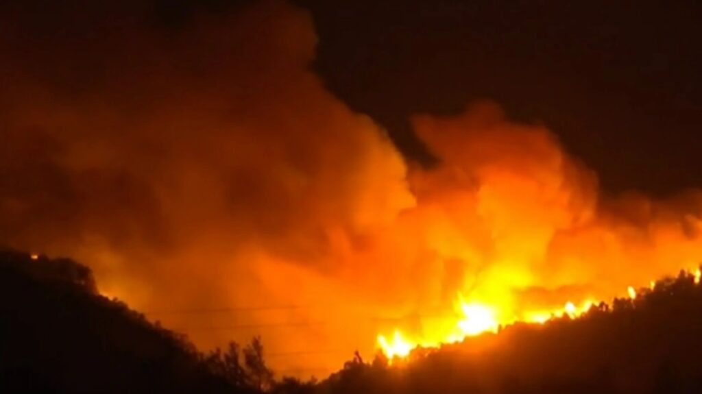 Φωτιά στη Πάρνηθα: Συνεχείς αναζωπυρώσεις, νέα μηνύματα του 112 - Εκκενώνονται και οι Θρακομακεδόνες