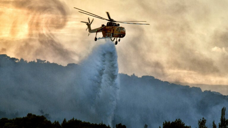 Φωτιά στα Φάρσαλα: Επίγειες και εναέριες δυνάμεις της Πυροσβεστικής